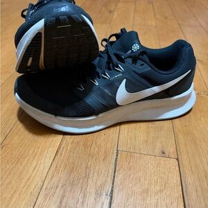 Nike Men's Black and White Athletic Sneakers